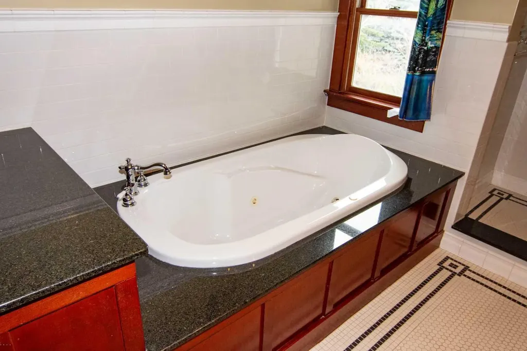 110 Scarboro Avenue SW Calgary AB T3H 2H1