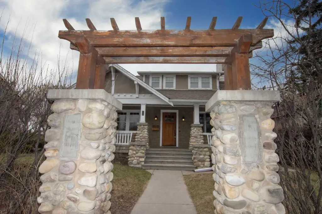 110 Scarboro Avenue SW Calgary AB T3H 2H1