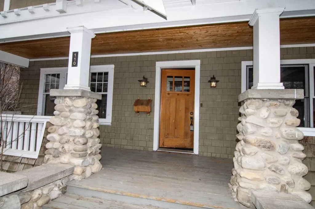 110 Scarboro Avenue SW Calgary AB T3H 2H1