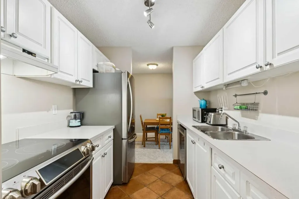 385 Patterson Hill SW Calgary AB T3H2P3