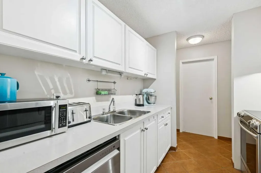385 Patterson Hill SW Calgary AB T3H2P3