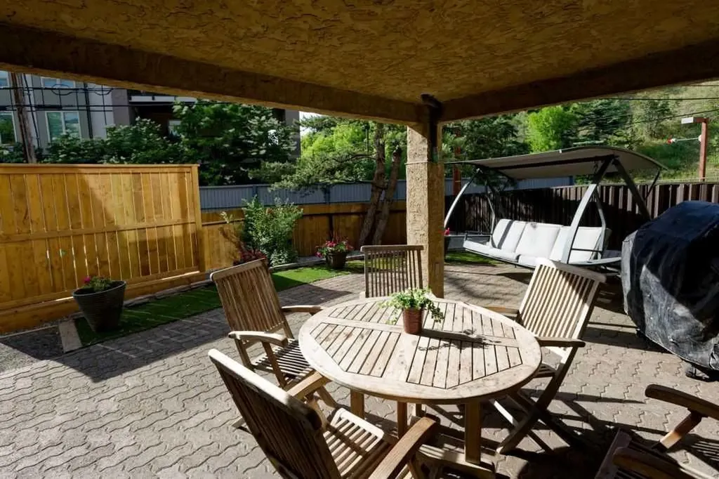 808 4 Avenue NW Calgary AB T2N 0M8