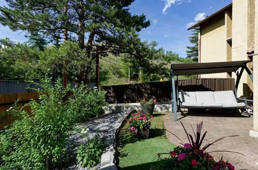 808 4 Avenue NW Calgary AB T2N 0M8