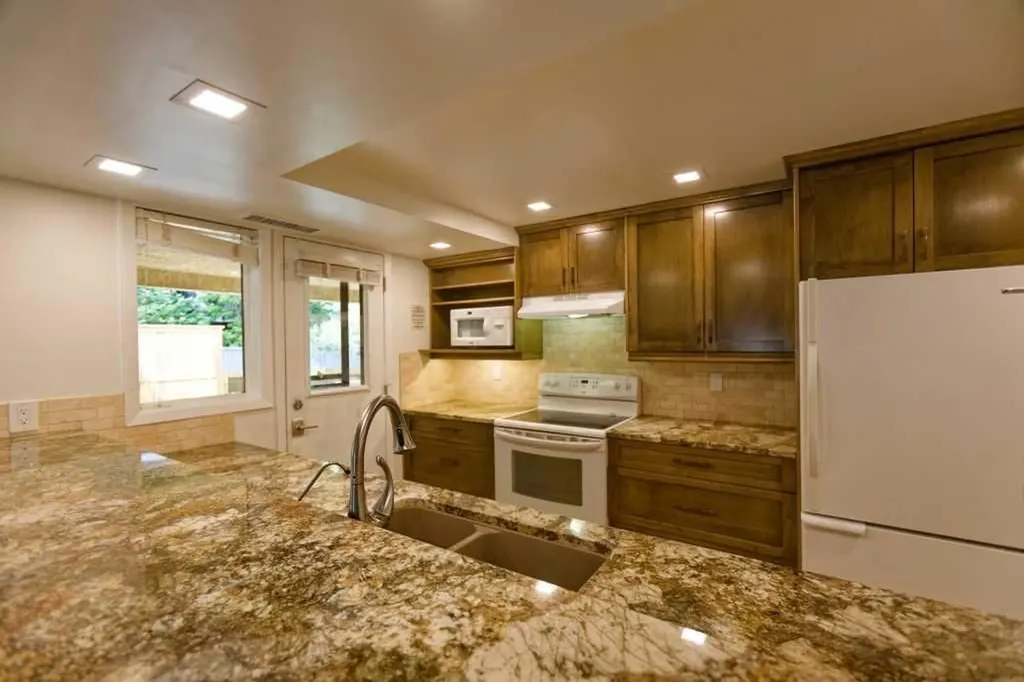 808 4 Avenue NW Calgary AB T2N 0M8