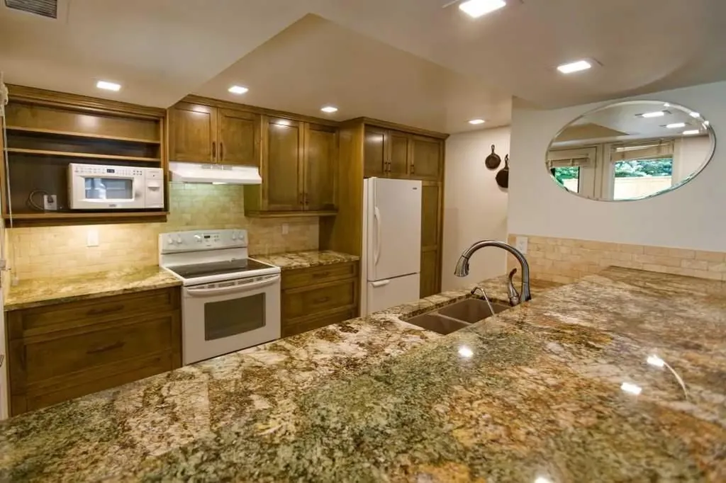 808 4 Avenue NW Calgary AB T2N 0M8