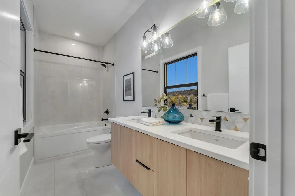 12 Spring Creek Point SW Calgary AB T3H 6E2