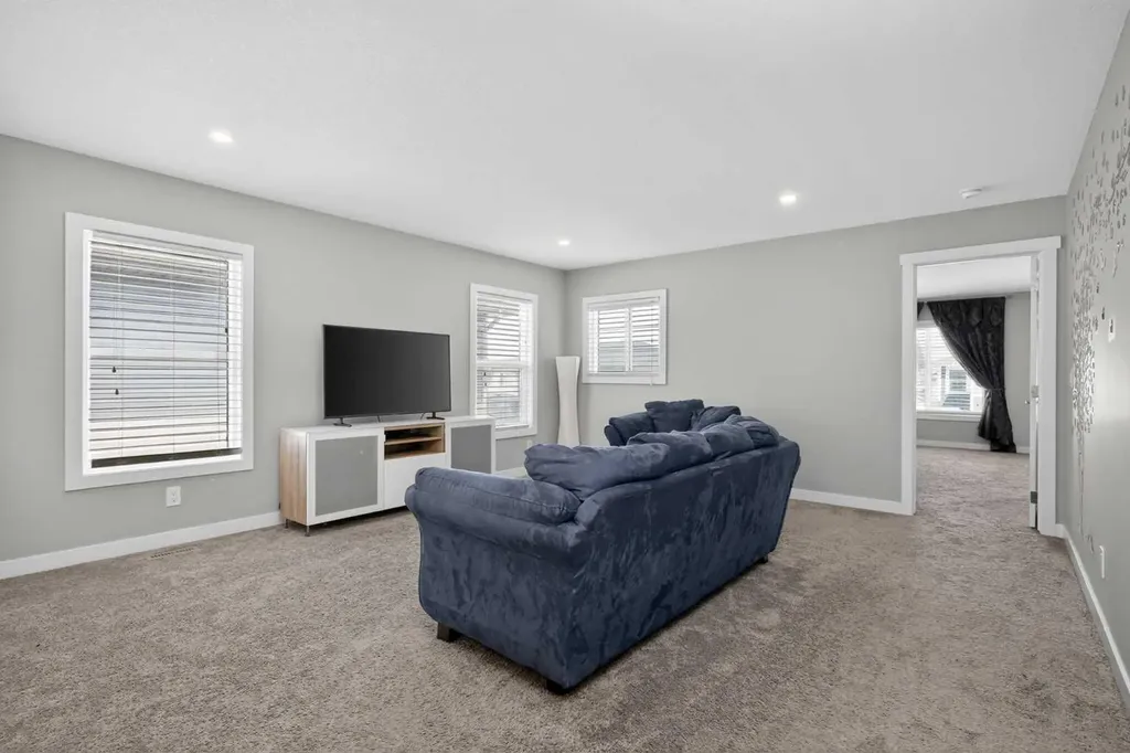 37 Evansfield Manor NW Calgary AB T3P 1J8