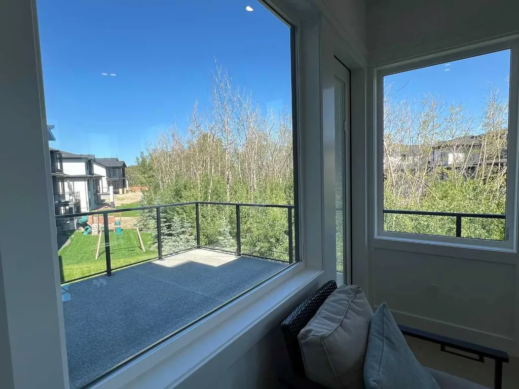48 Rockcliff Terrace NW Calgary AB T3G 0G6