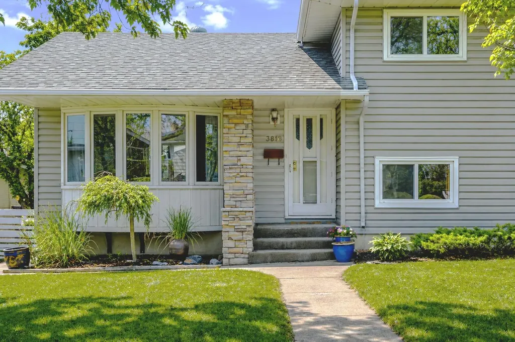 3816 Brighton Drive NW Calgary AB T2L 1G8