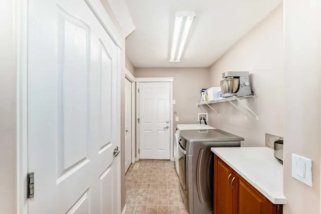 264 Everwillow Green SW Calgary AB T2Y4V9