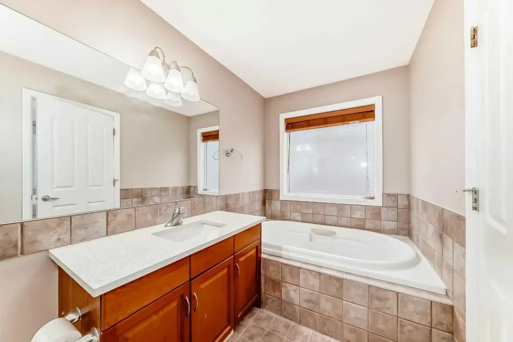 264 Everwillow Green SW Calgary AB T2Y4V9