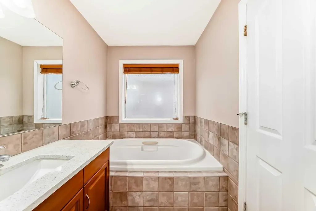 264 Everwillow Green SW Calgary AB T2Y4V9