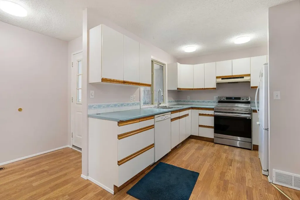 803 Varsity Estates Drive NW Calgary AB T3B 4W5