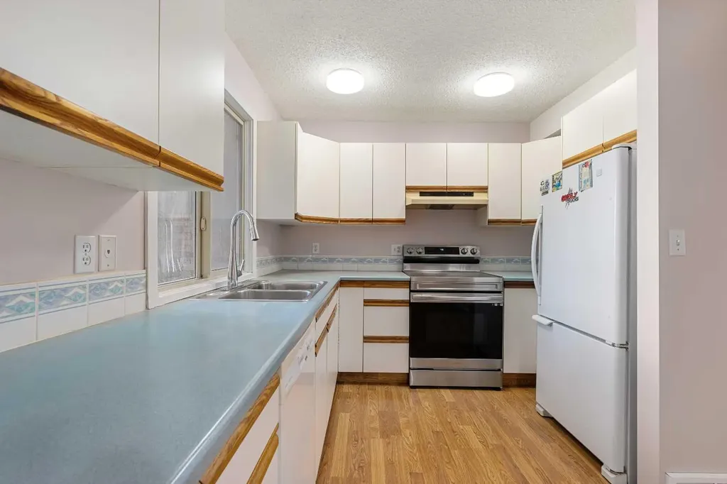 803 Varsity Estates Drive NW Calgary AB T3B 4W5