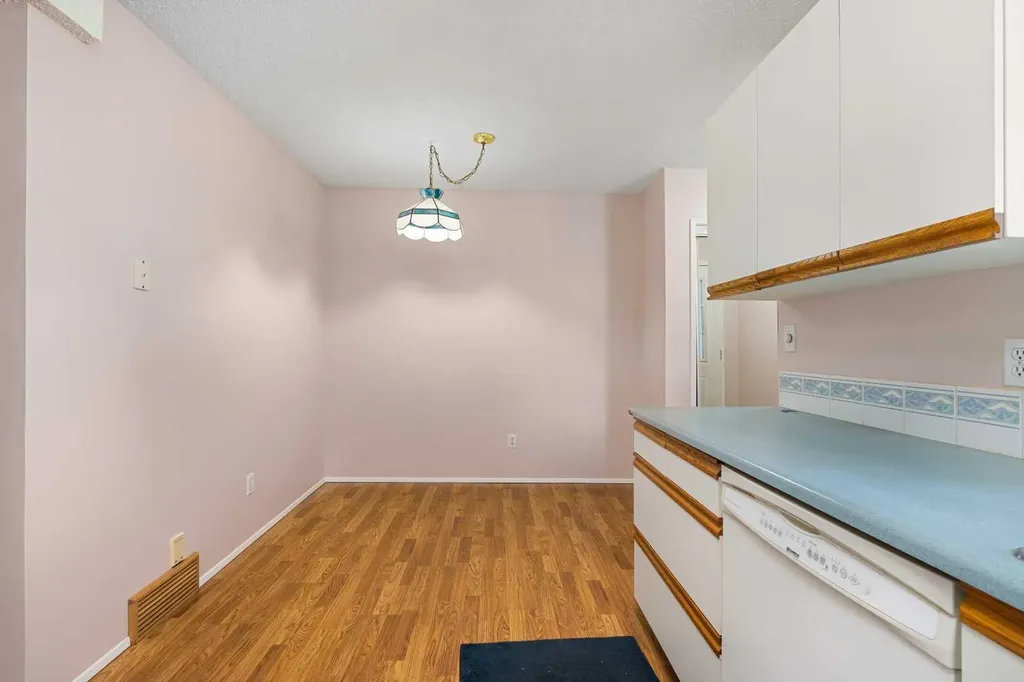 803 Varsity Estates Drive NW Calgary AB T3B 4W5