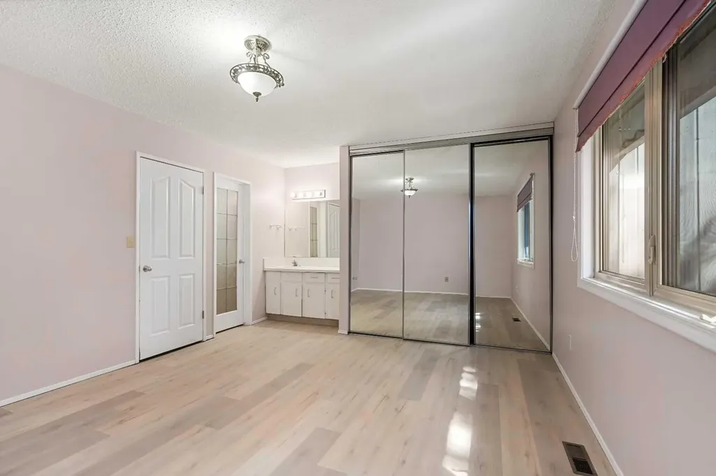 803 Varsity Estates Drive NW Calgary AB T3B 4W5