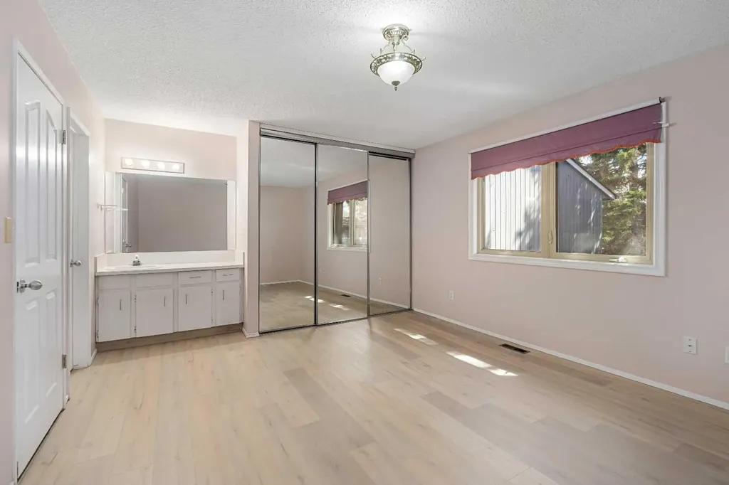 803 Varsity Estates Drive NW Calgary AB T3B 4W5