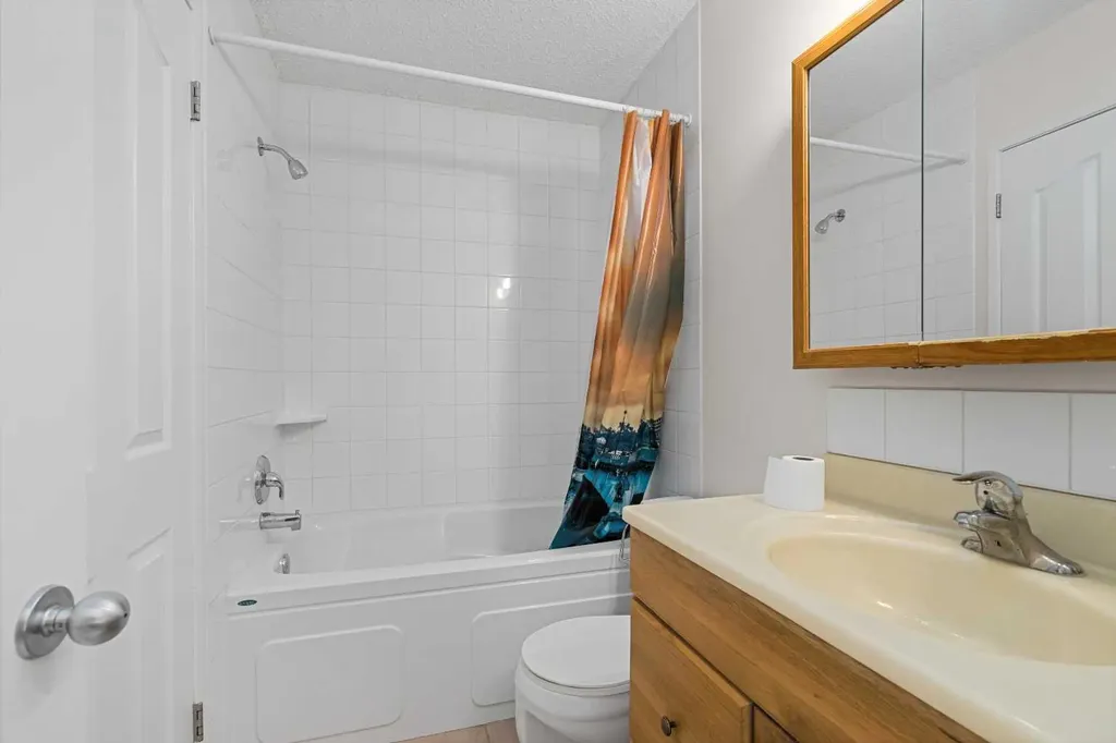 803 Varsity Estates Drive NW Calgary AB T3B 4W5