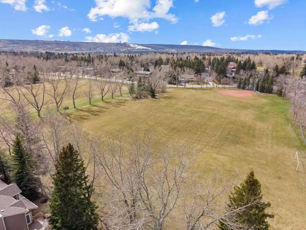 803 Varsity Estates Drive NW Calgary AB T3B 4W5