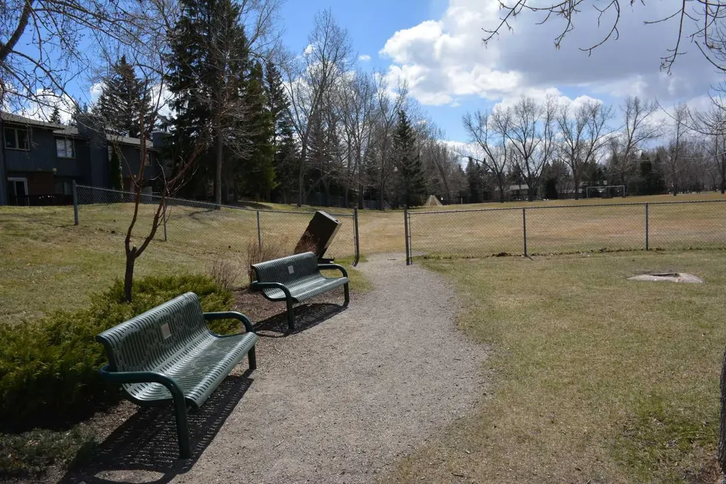 803 Varsity Estates Drive NW Calgary AB T3B 4W5