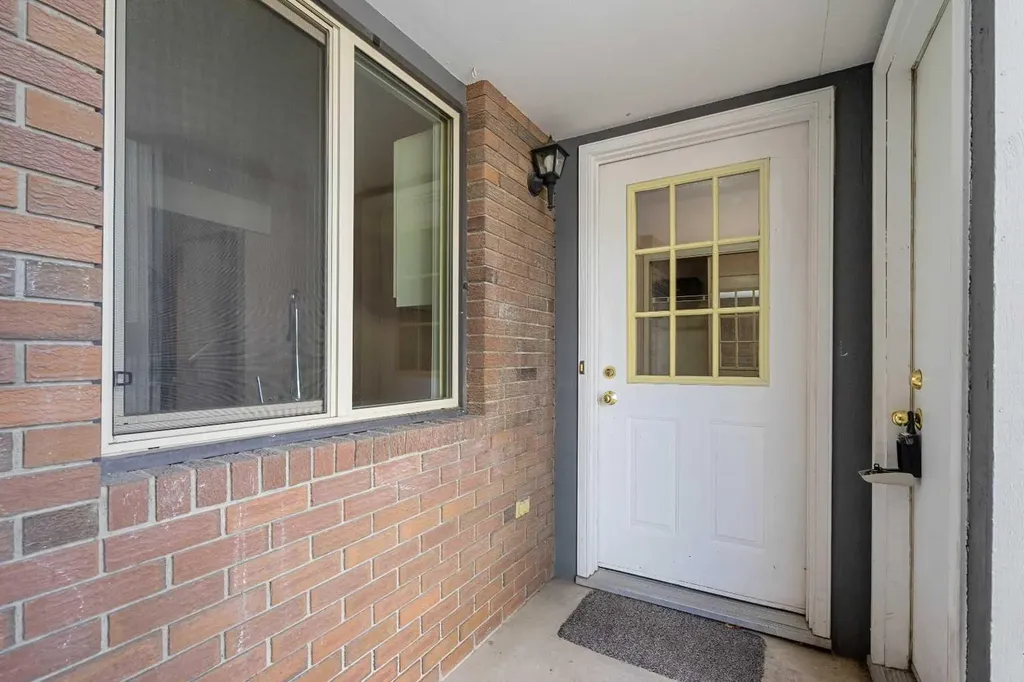 803 Varsity Estates Drive NW Calgary AB T3B 4W5