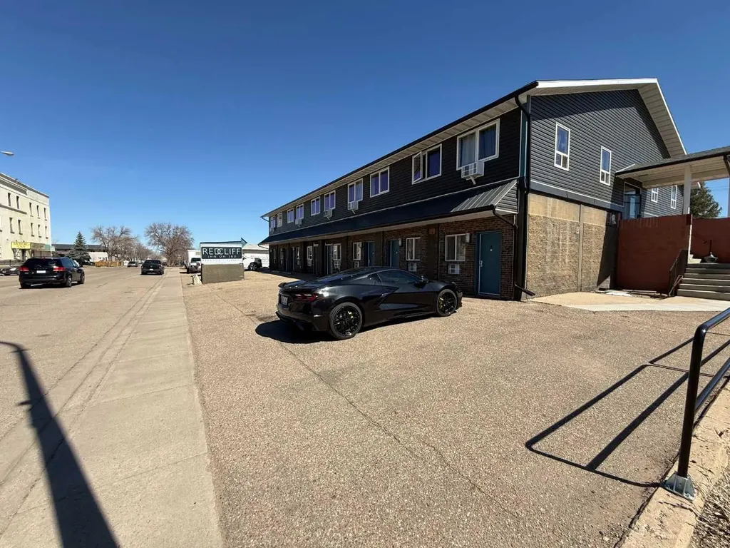 10 3 Street NE Redcliff AB T1J2P0
