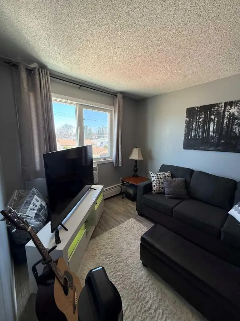 10 3 Street NE Redcliff AB T1J2P0