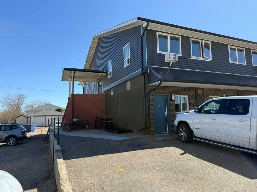 10 3 Street NE Redcliff AB T1J2P0