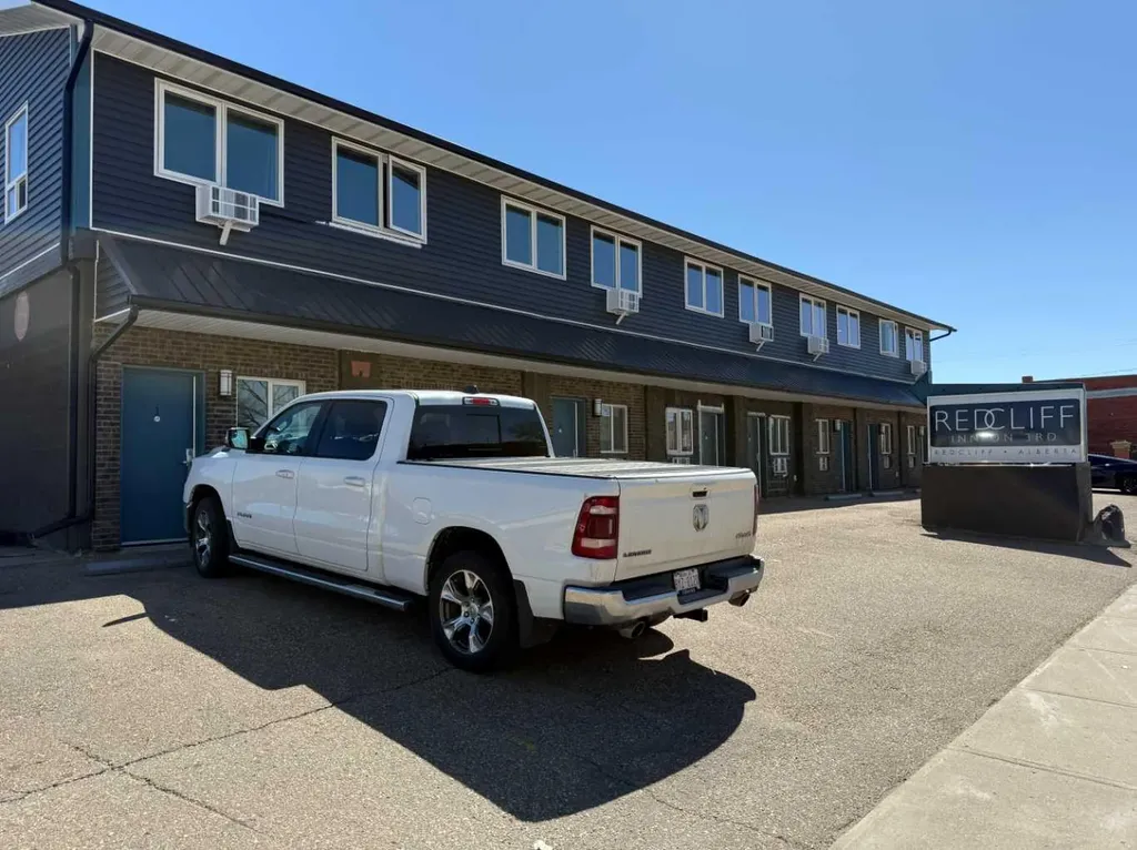 10 3 Street NE Redcliff AB T1J2P0