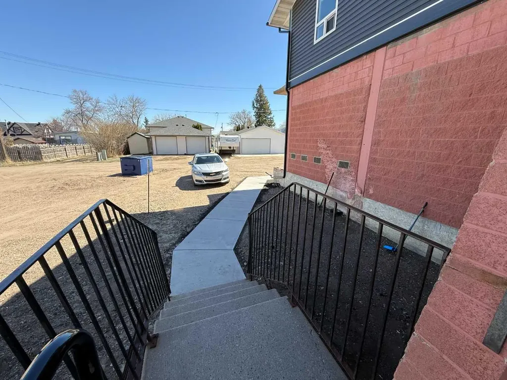 10 3 Street NE Redcliff AB T1J2P0