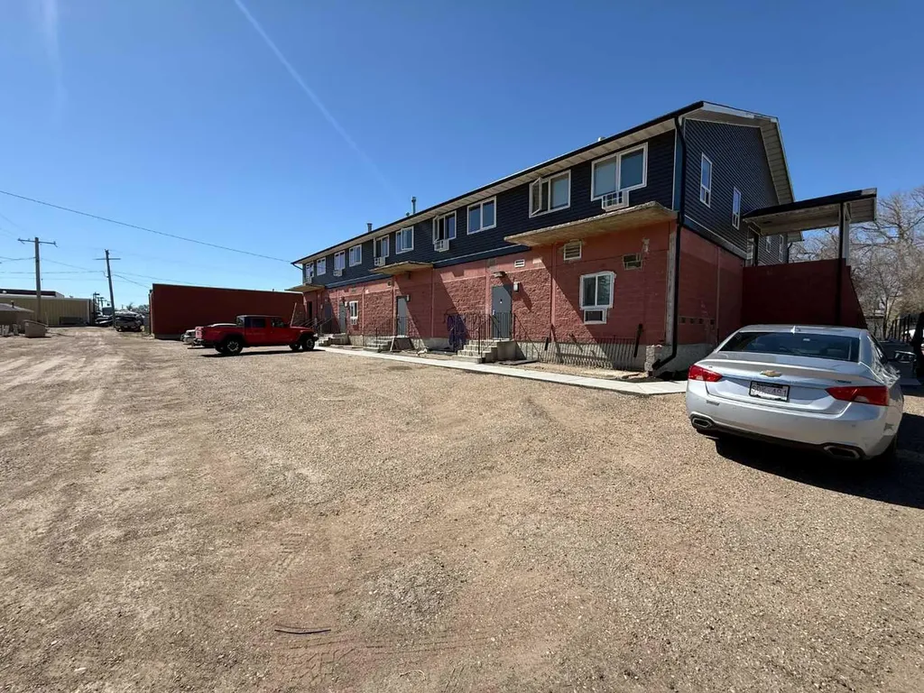 10 3 Street NE Redcliff AB T1J2P0