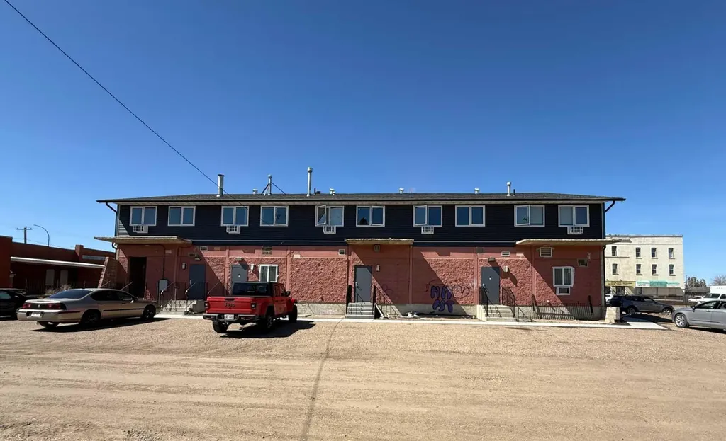 10 3 Street NE Redcliff AB T1J2P0