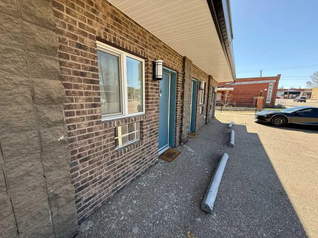 10 3 Street NE Redcliff AB T1J2P0
