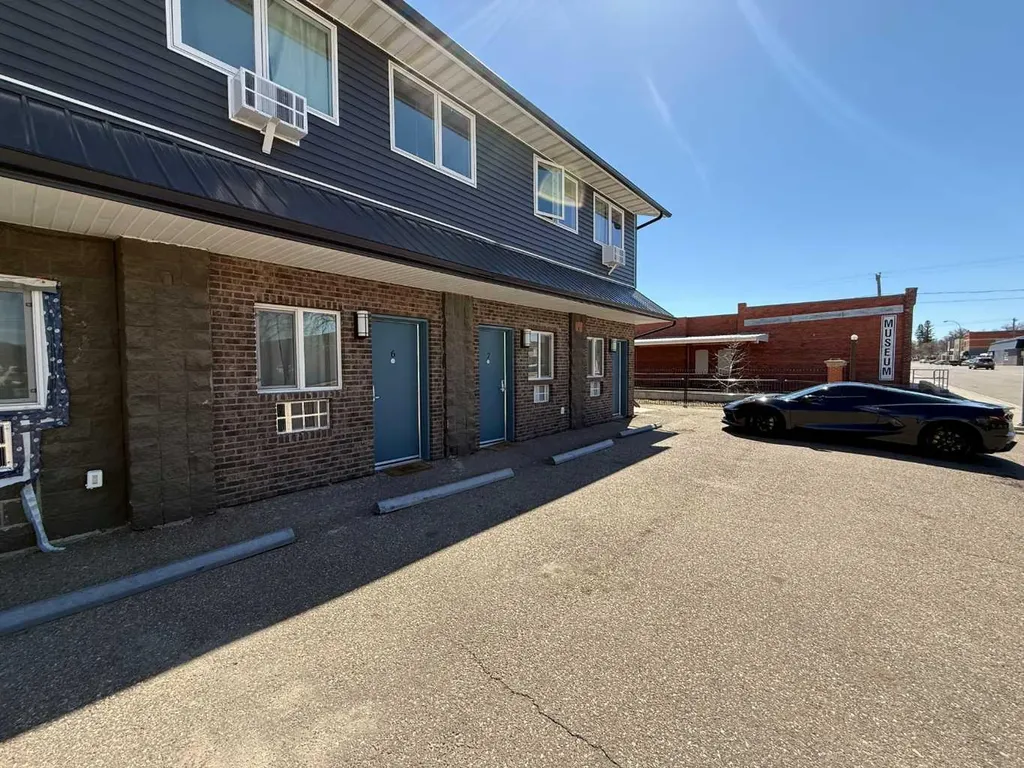 10 3 Street NE Redcliff AB T1J2P0
