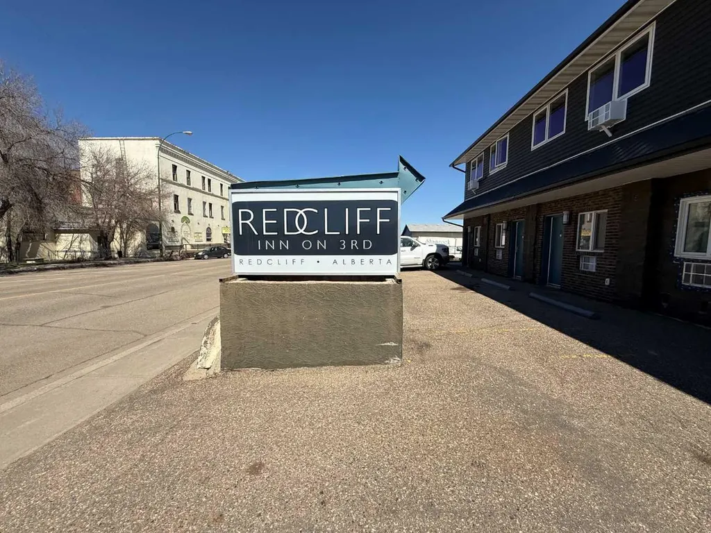 10 3 Street NE Redcliff AB T1J2P0