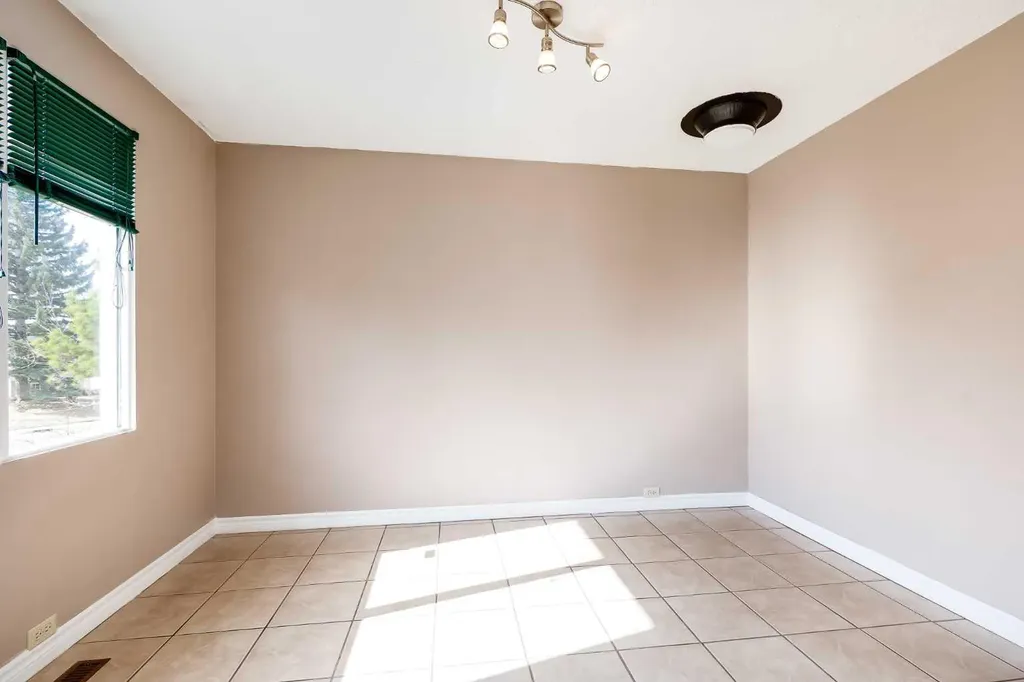 248 Huntcroft Road NE Calgary AB T2K 4E2