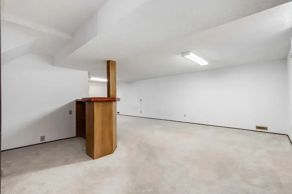 248 Huntcroft Road NE Calgary AB T2K 4E2