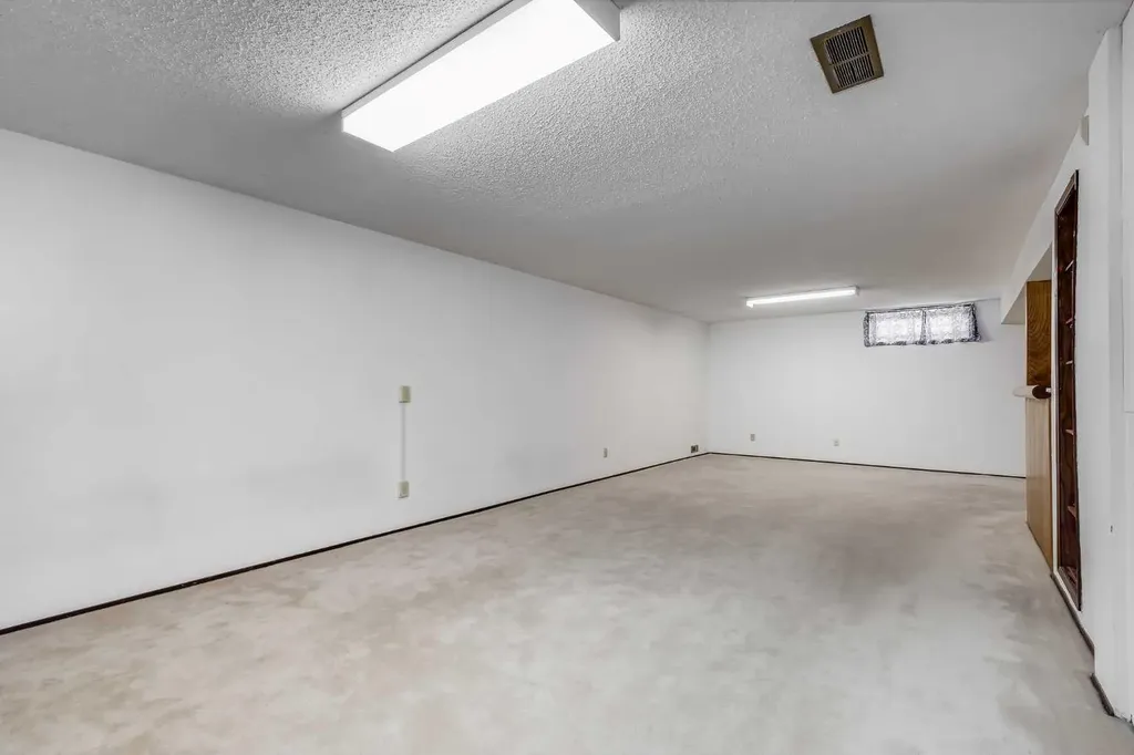 248 Huntcroft Road NE Calgary AB T2K 4E2
