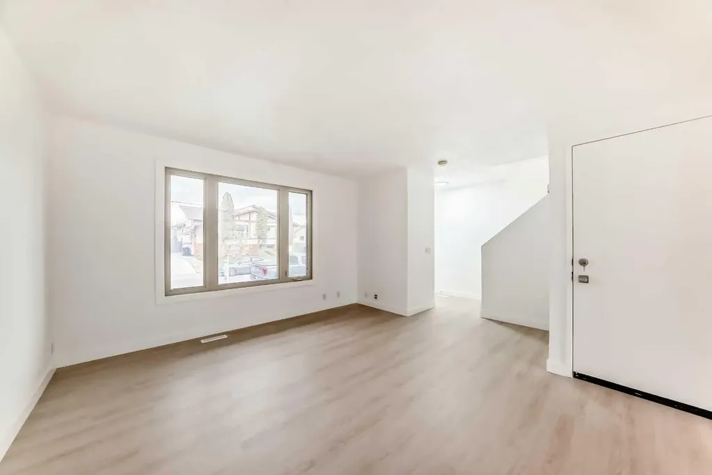 4327 38 Street NE Calgary AB T1Y 5E6
