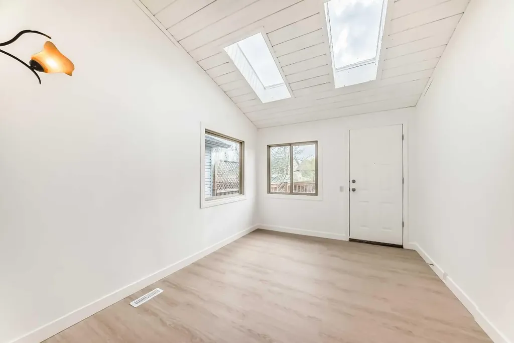 4327 38 Street NE Calgary AB T1Y 5E6