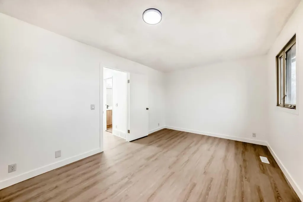 4327 38 Street NE Calgary AB T1Y 5E6