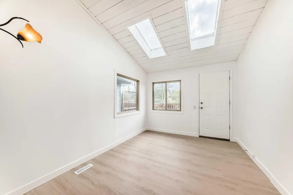 4327 38 Street NE Calgary AB T1Y 5E6
