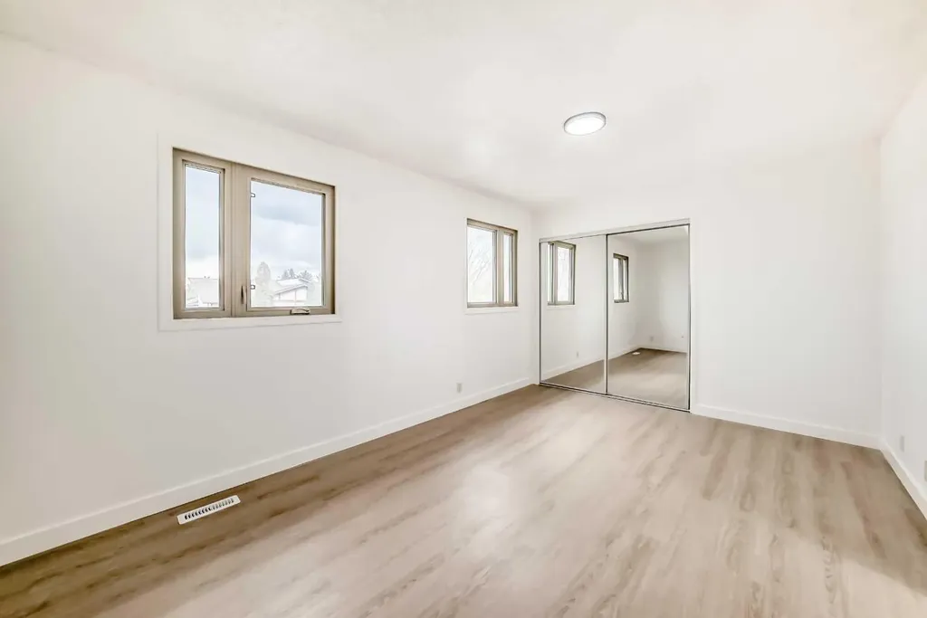 4327 38 Street NE Calgary AB T1Y 5E6