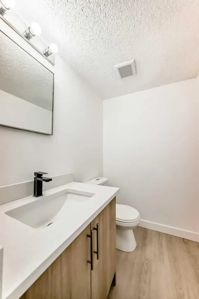 4327 38 Street NE Calgary AB T1Y 5E6