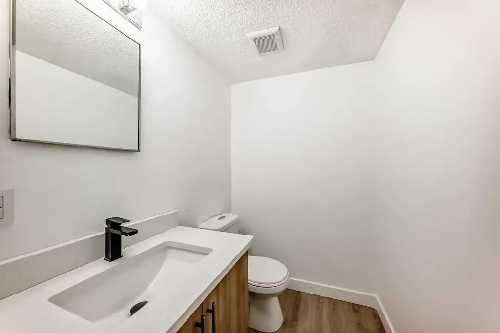 4327 38 Street NE Calgary AB T1Y 5E6