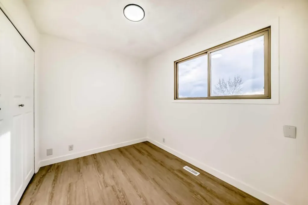 4327 38 Street NE Calgary AB T1Y 5E6