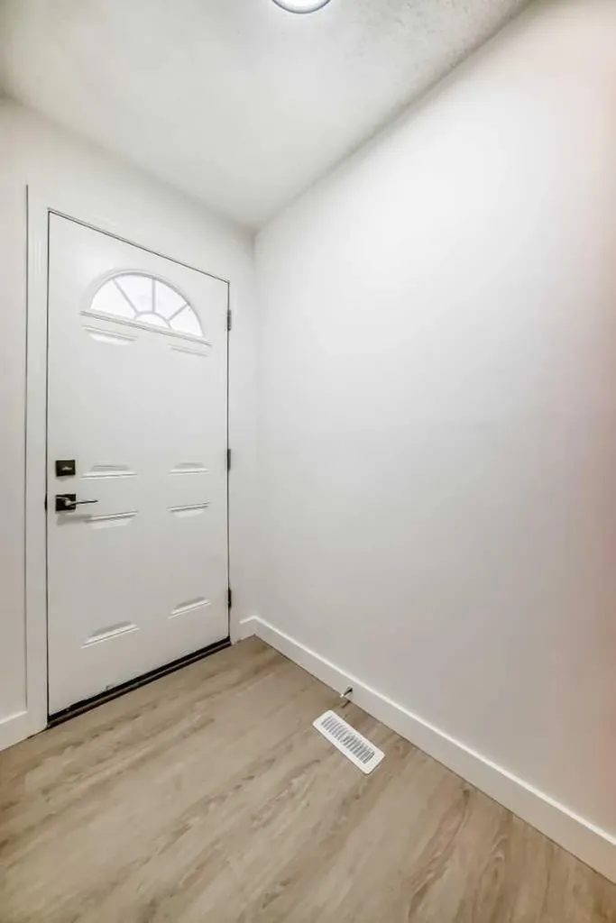 4327 38 Street NE Calgary AB T1Y 5E6