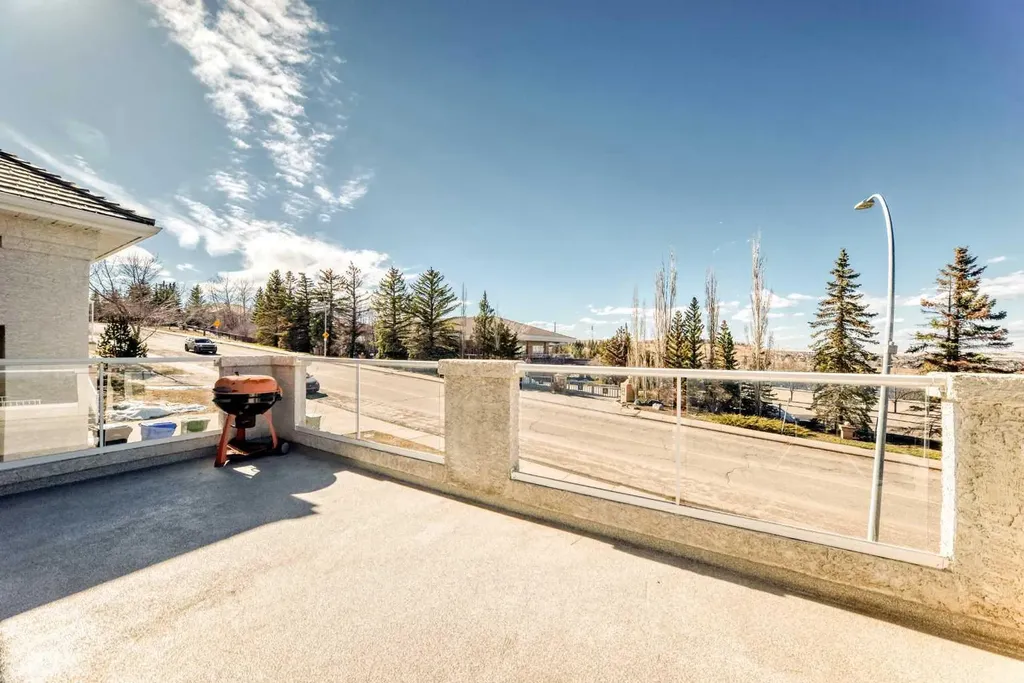 92 Hamptons Drive NW Calgary AB T3A 5P7