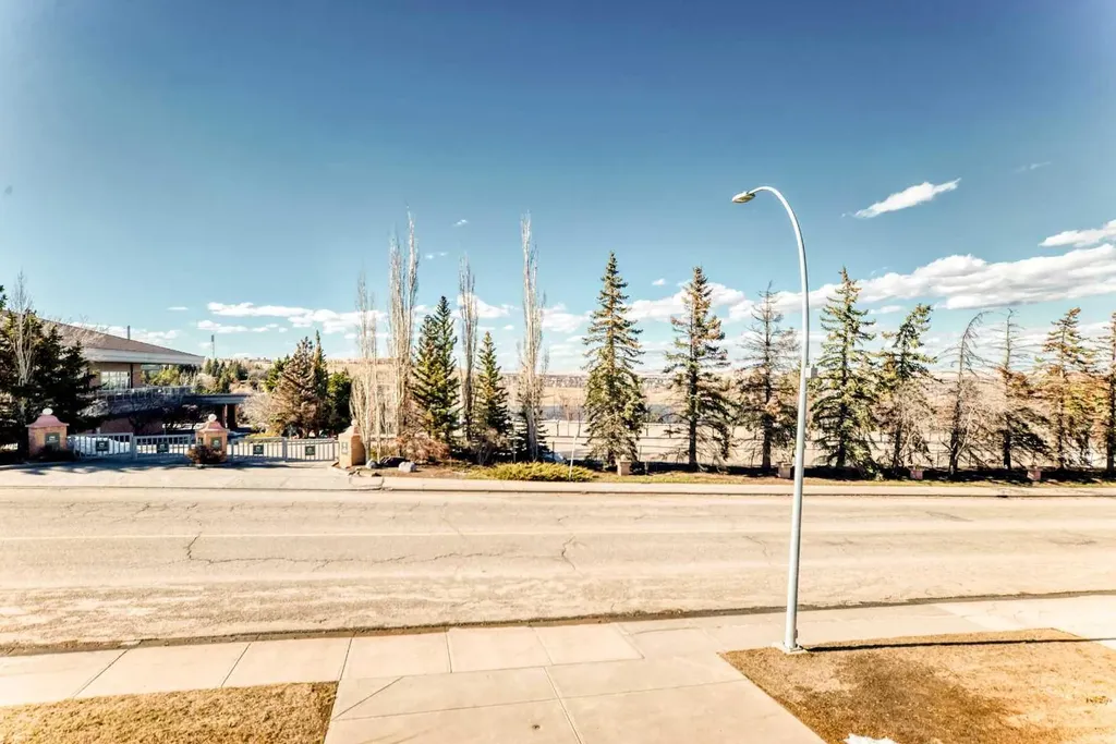 92 Hamptons Drive NW Calgary AB T3A 5P7