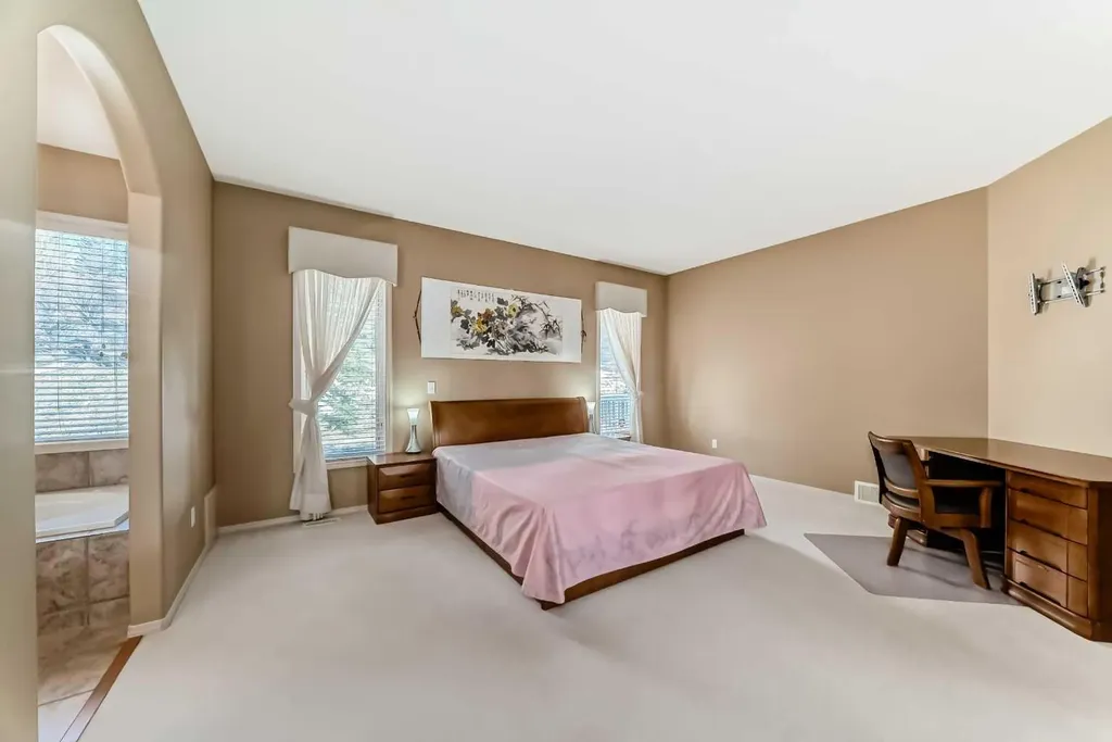 92 Hamptons Drive NW Calgary AB T3A 5P7